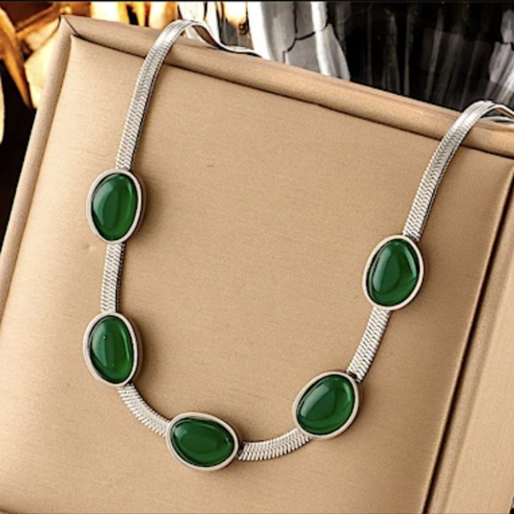 Stampd Jewelry - STERLING SILVER AGATE EMERALD GREEN HERRIGBONE NECKLACE